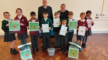 Cllr Lavery visits Ruislip Gardens Primary School and joins pupils to launch the new contamination campaign - That's not my recycling bag.