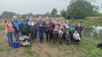Cllr Eddie Lavery and Cllr Philip Corthorne (as Mayor) joined by volunteers for a community planting day in Spider Park, South Ruislip